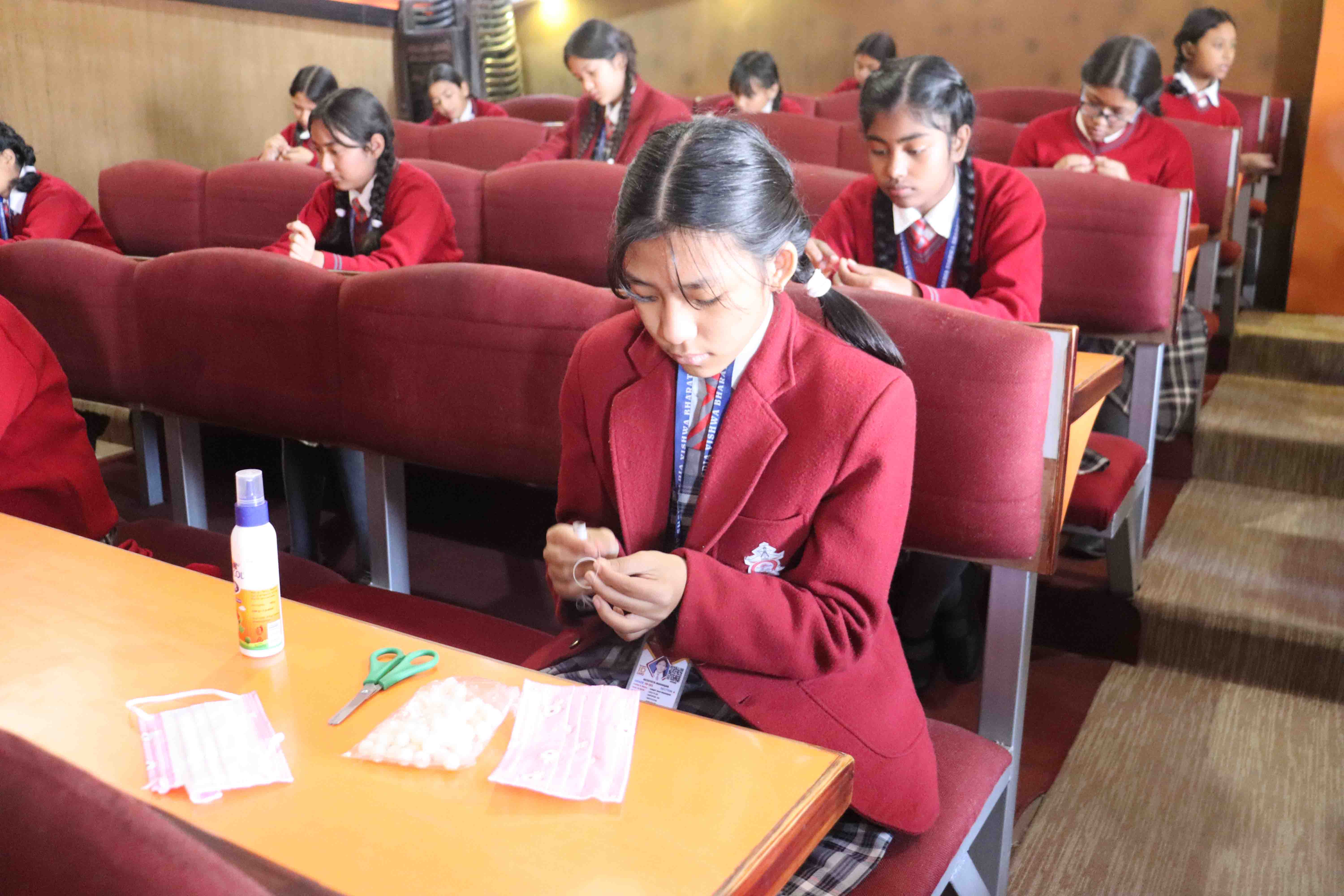 Ornament Making Competition Showcases Creativity in Fashion Design