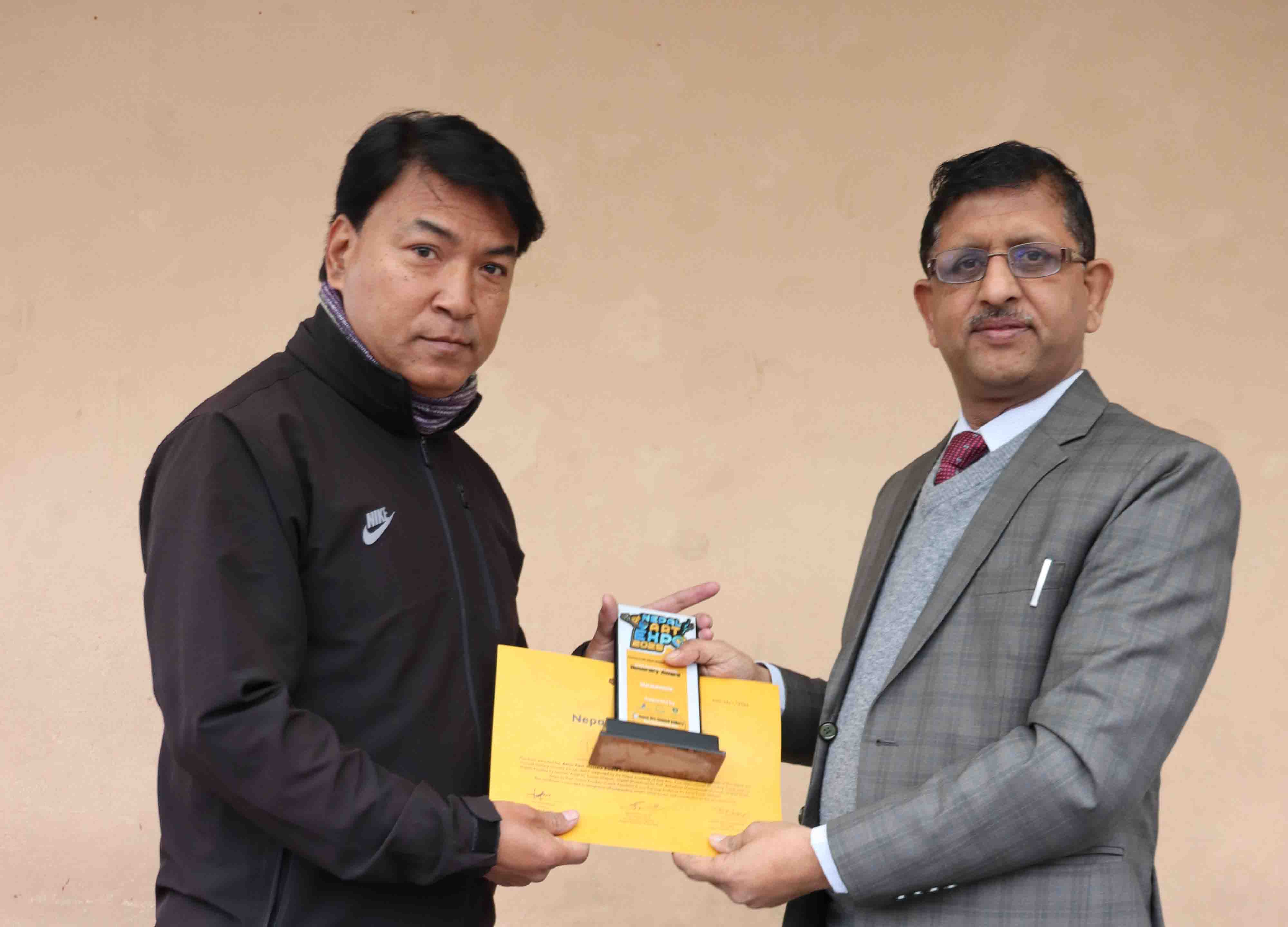 DAV School’s Art Head Honoured with Artist Kazi Hossain Award