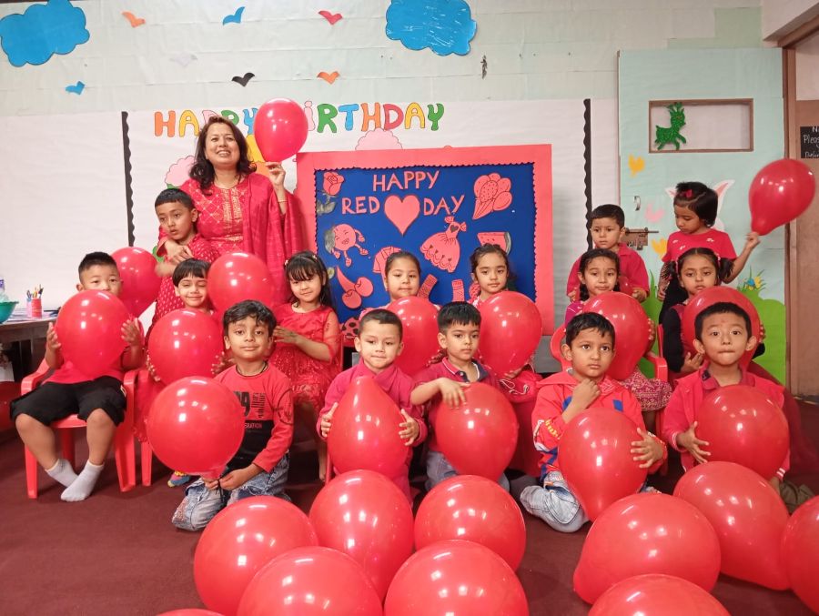 Tiny Toddlers of Kindergarten Participate in 3-day Primary Colours Vibrant Activities