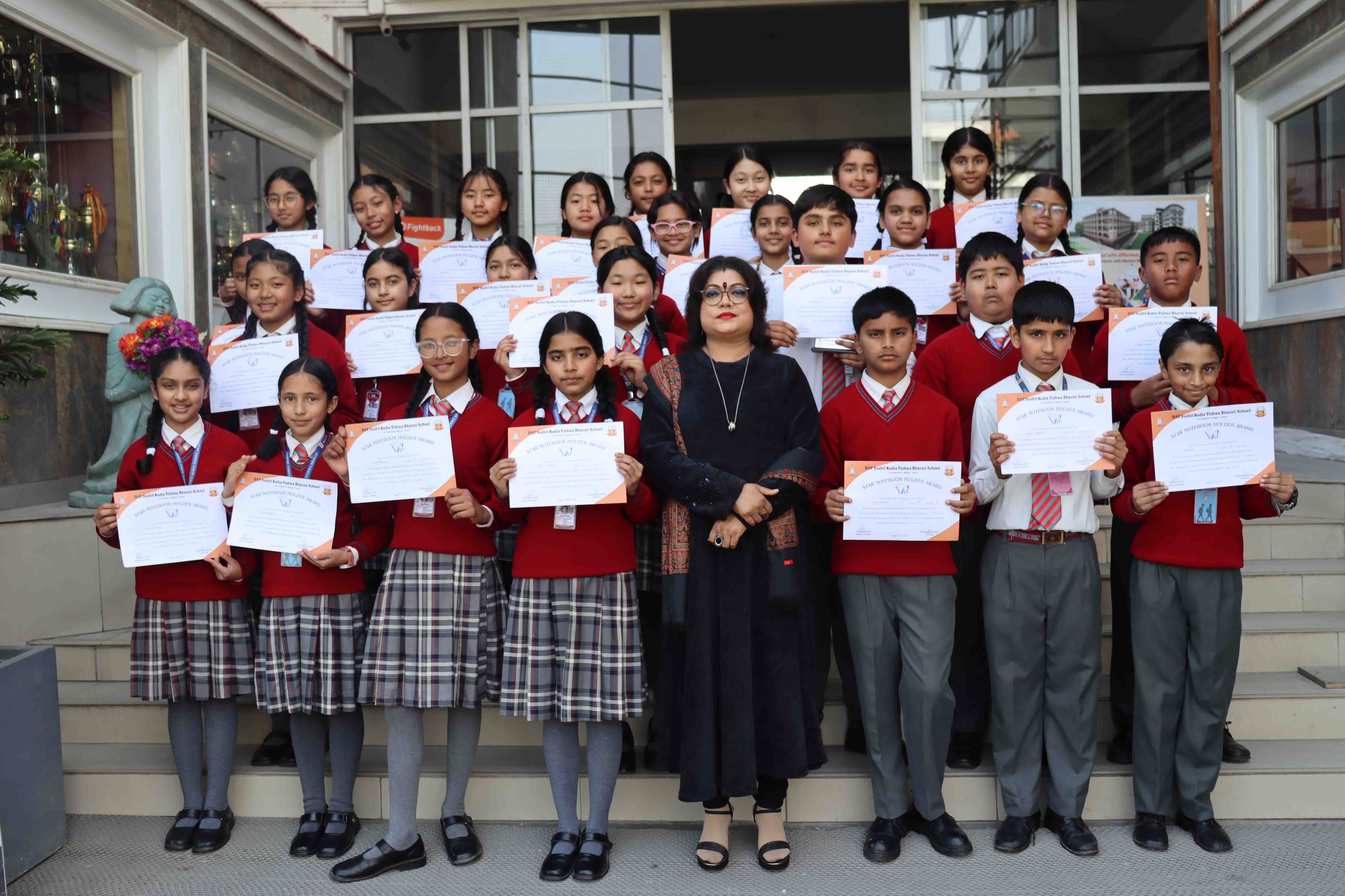 Star Notebook Holder Certificate Distribution for the Second Semester in Middle School (Grades V–VIII)