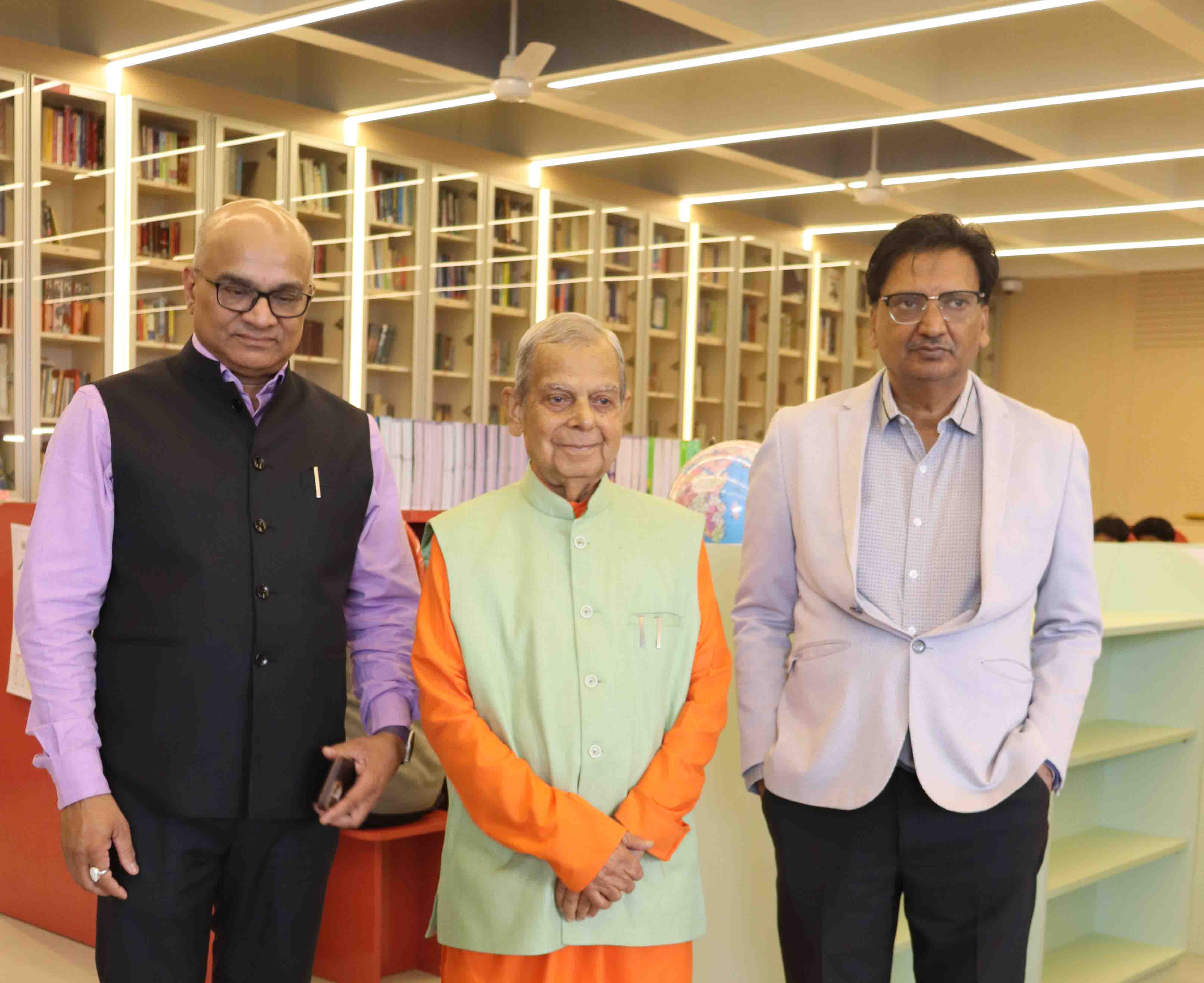 Saint Leader Shree Mahantha Thakur Visits DAVSKVB School